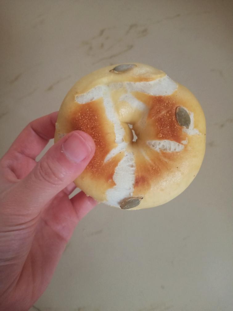 手揉快手贝果和碱水面包，中筋面粉，小苏打版，低糖低油的做法
