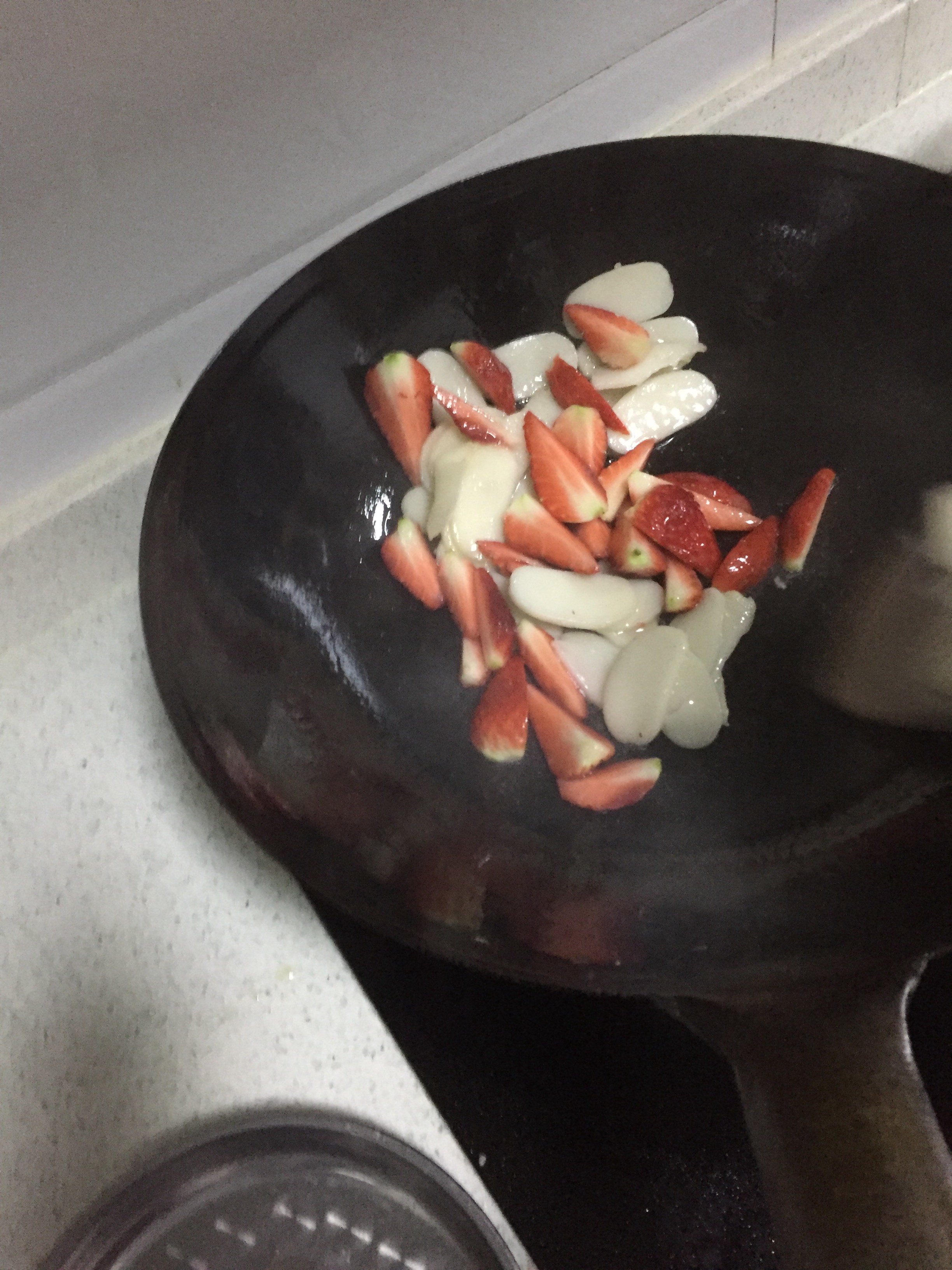 草莓炒年糕的做法 步骤5