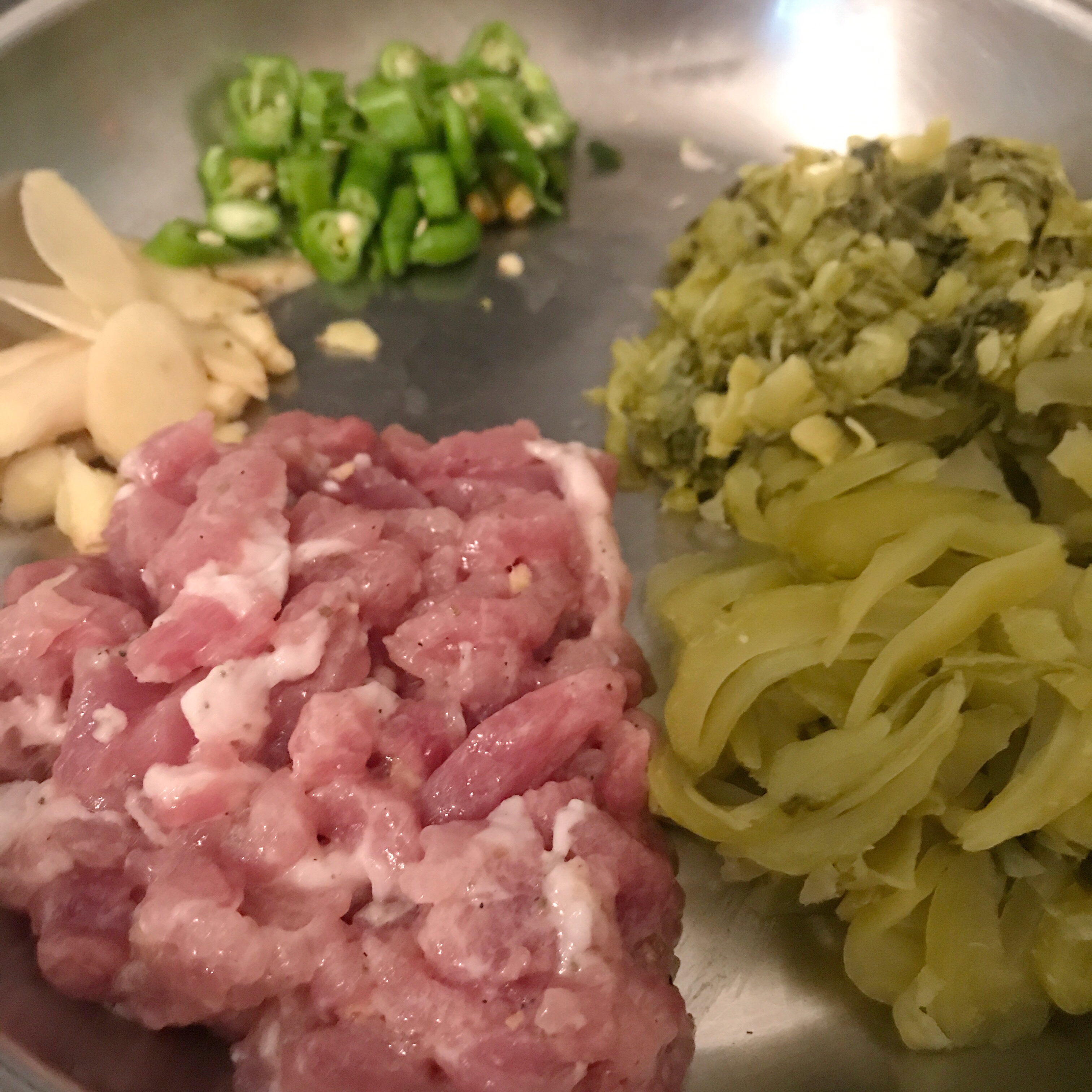 开胃酸菜炒肉丝的做法 步骤1