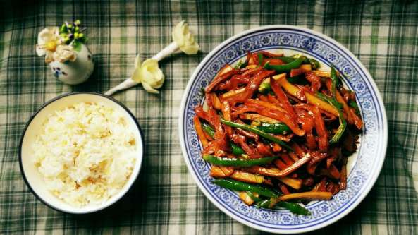 色亮香浓味爽，让你筷子停不下来的青椒双菌丝~圆满素食的做法