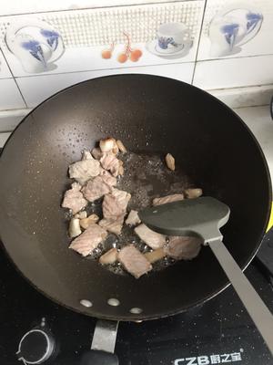 猪肉烧土豆千张的做法 步骤1
