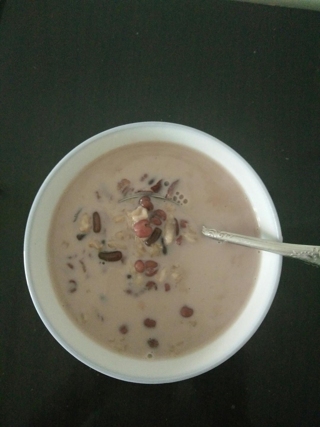 红枣红豆薏仁牛奶粥