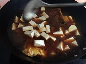豆腐炖鱼的做法 步骤3