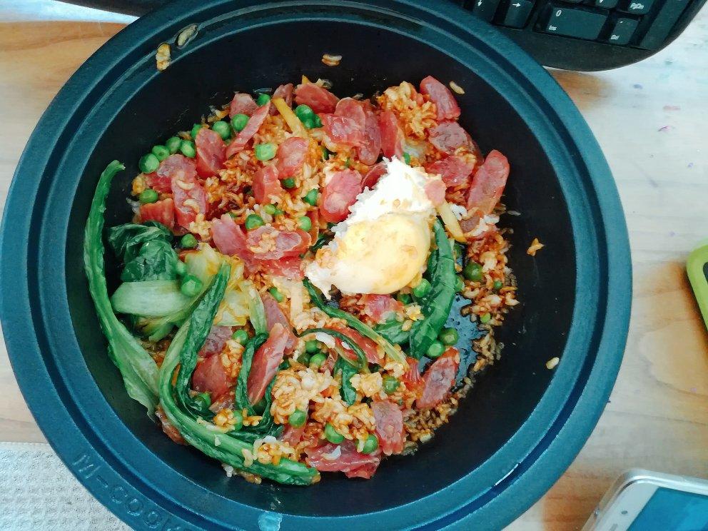广式腊味煲仔饭