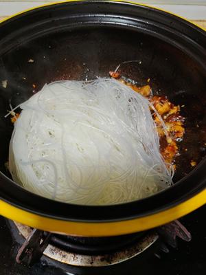 鲜香入味的冬菇虾米粉丝煲的做法 步骤6