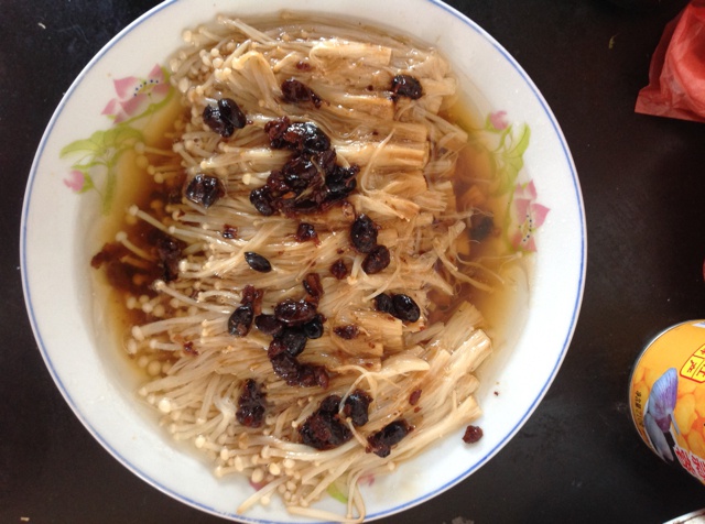 葱油金针菇——10分钟快手菜，你绝对不能错过的美味~