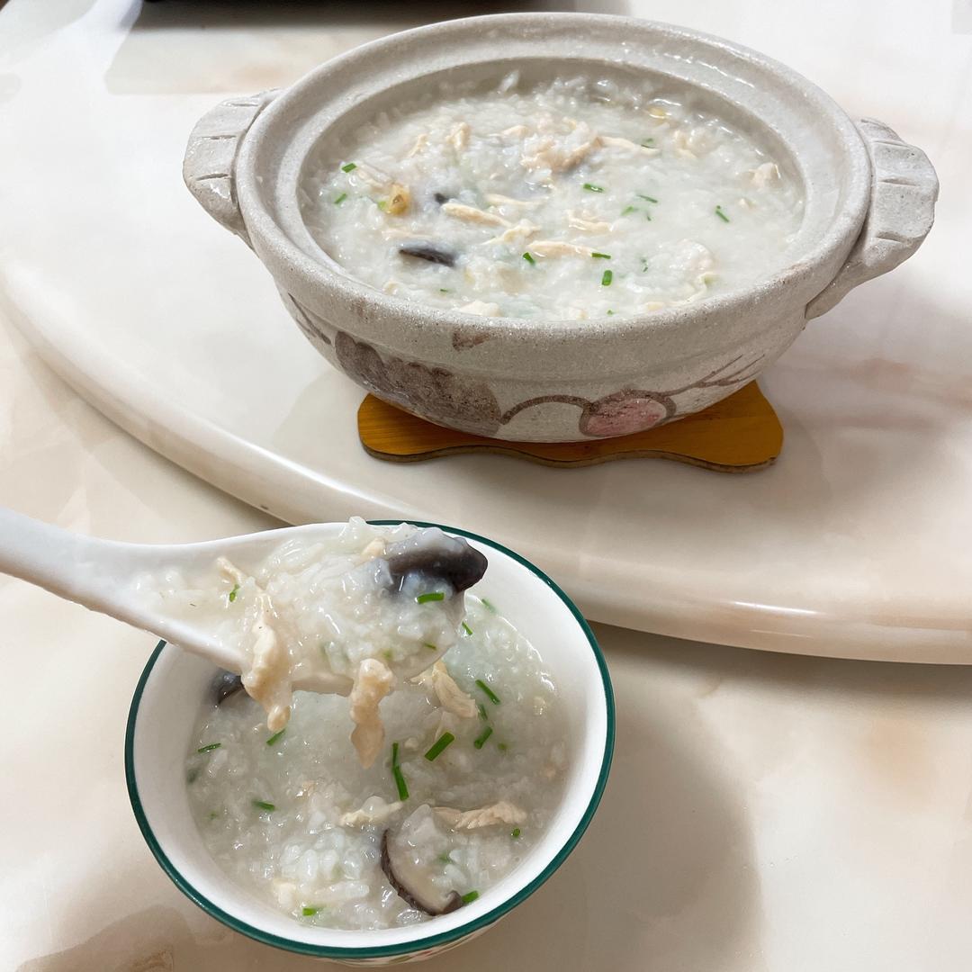 鲜香的生滚香菇鸡肉粥