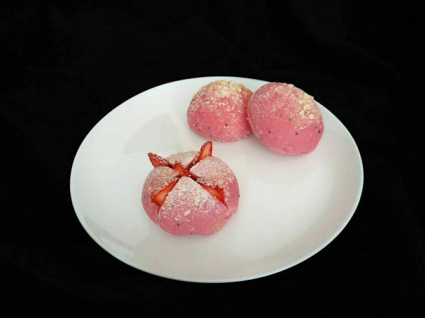 粉红草莓鲜奶油面包