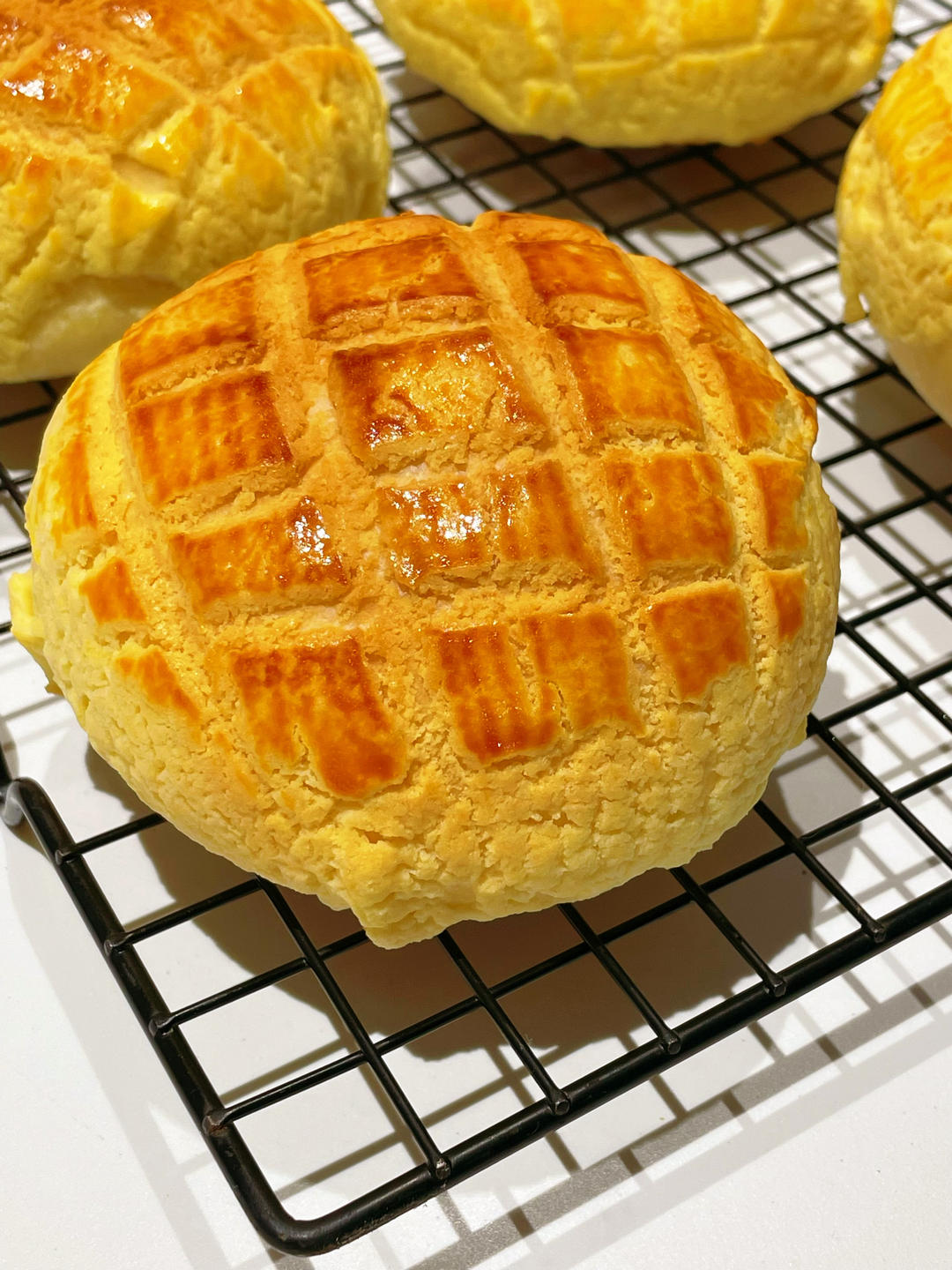 好吃到炸裂的港式菠萝包（附带制作酥皮的小视频）