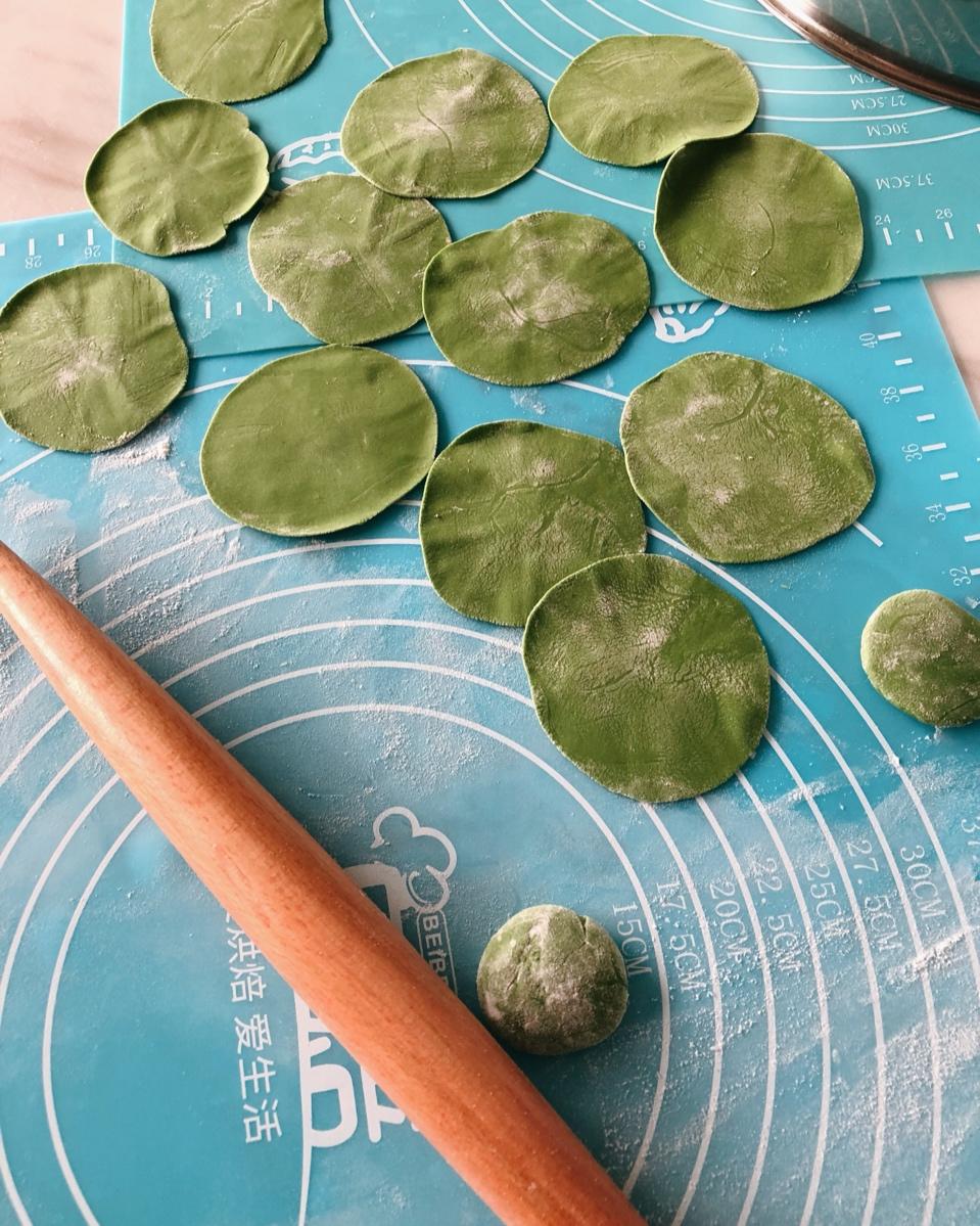 擀饺子皮的视频