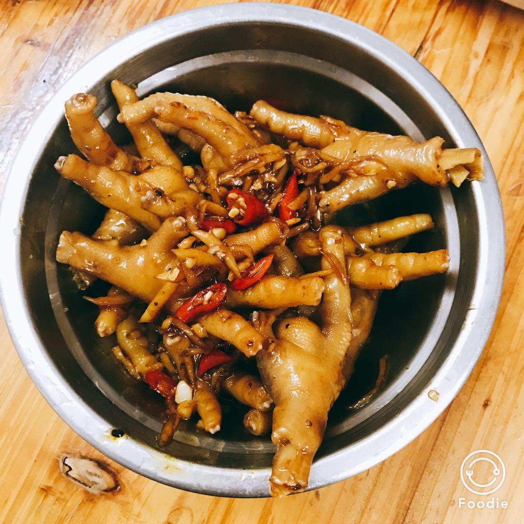 手抓零食香辣鸡爪