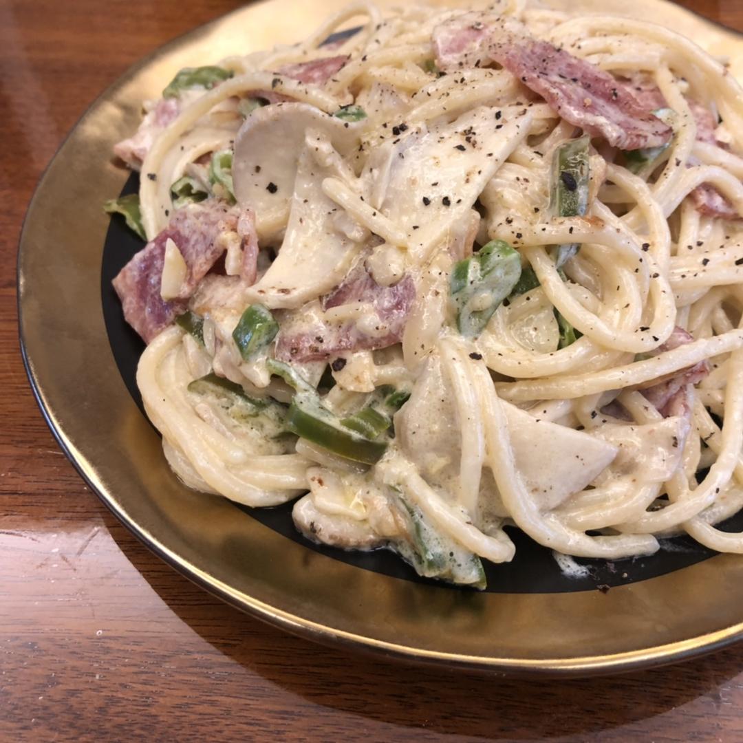 奶油培根蘑菇意面