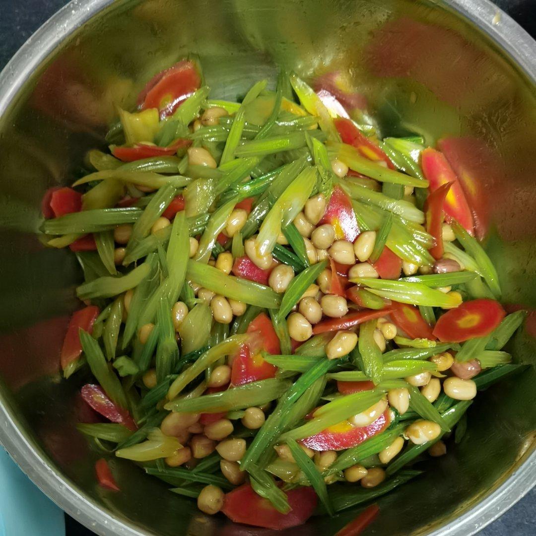 凉拌芹菜花生米胡萝卜