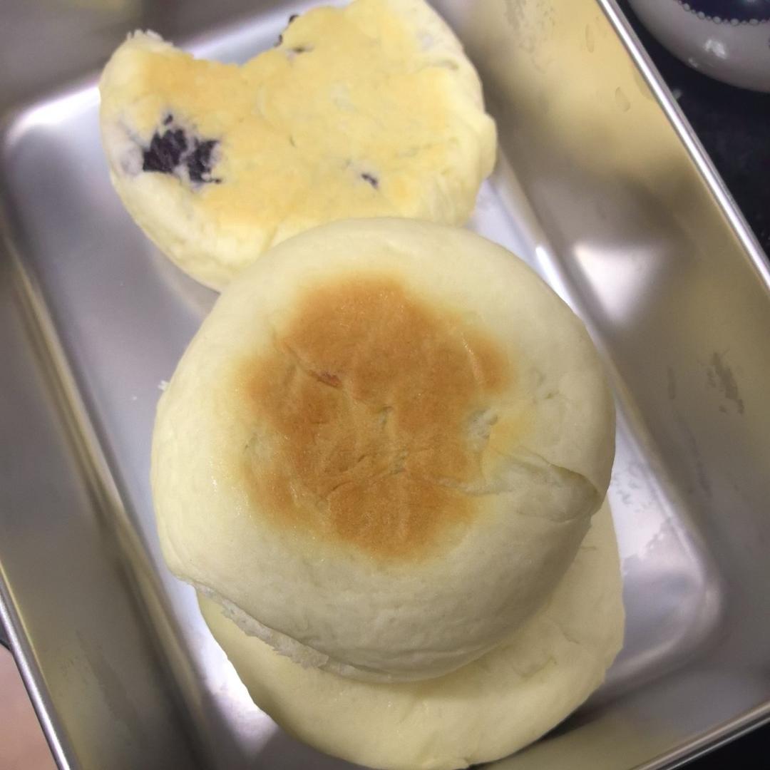 软乎乎的日式紫米面包，我一口气可以炫两个