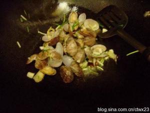 葱姜炒花蛤的做法 步骤2