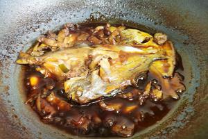 红烧鲳鱼五花肉的做法 步骤8