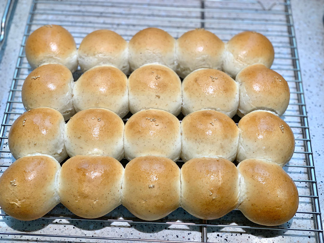 像棉花般柔软的炼乳小餐包，新手一次成功