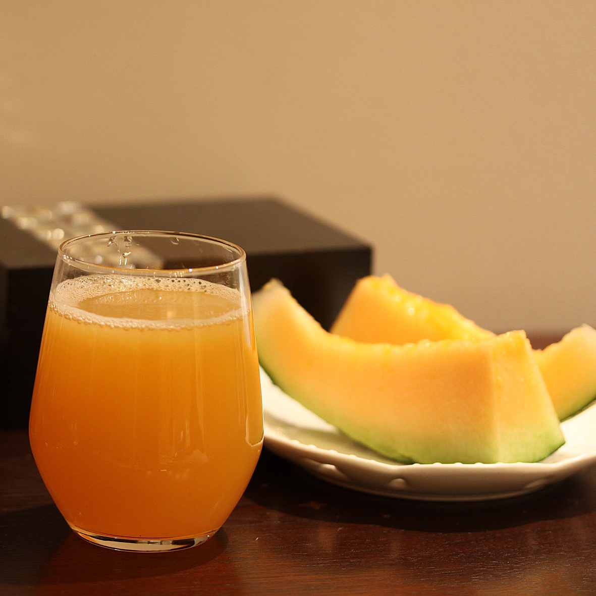 鲜榨哈蜜瓜汁#晚餐612014年8月21日#一个哈密瓜转啊转啊转出1400cc