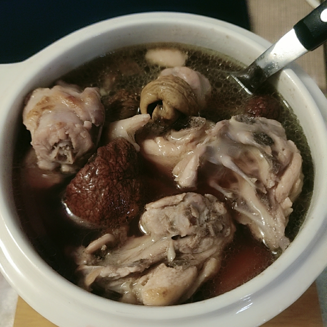 小炖盅红菇炖鸡汤的做法