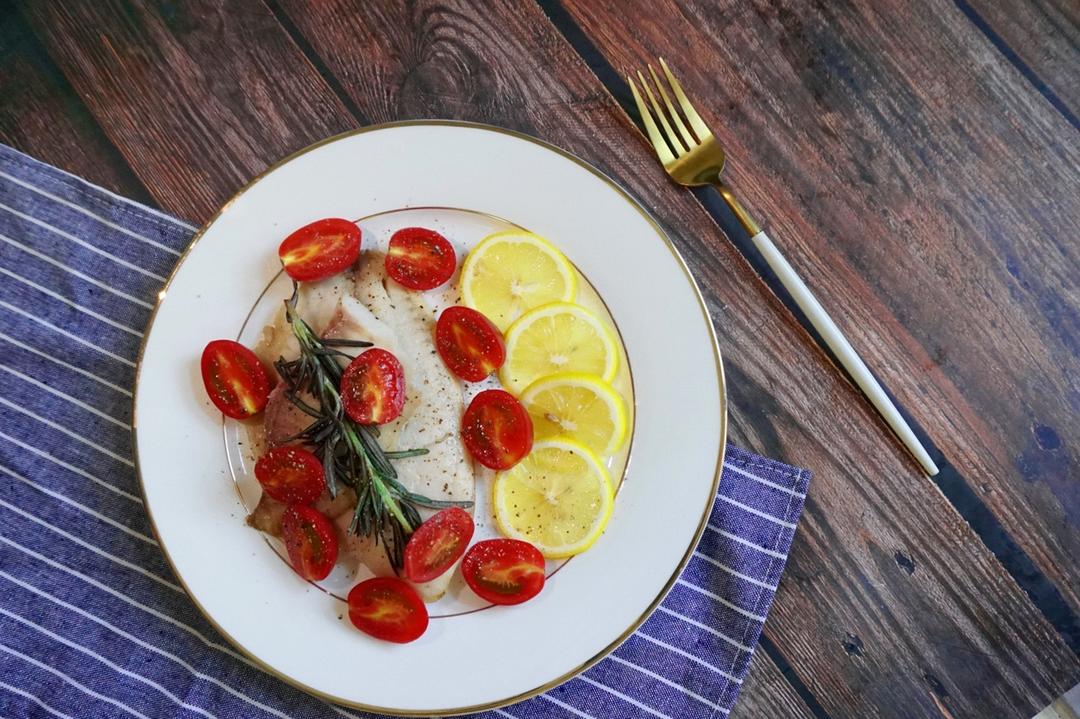 番茄罗勒煎红鲷鱼柳 Pan-fried Snapper fillet with tomato and basil sauté