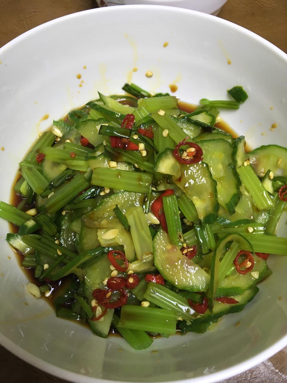 凉拌芹菜黄瓜