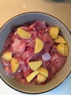 土豆兔肉炖鸡爪的做法 步骤1