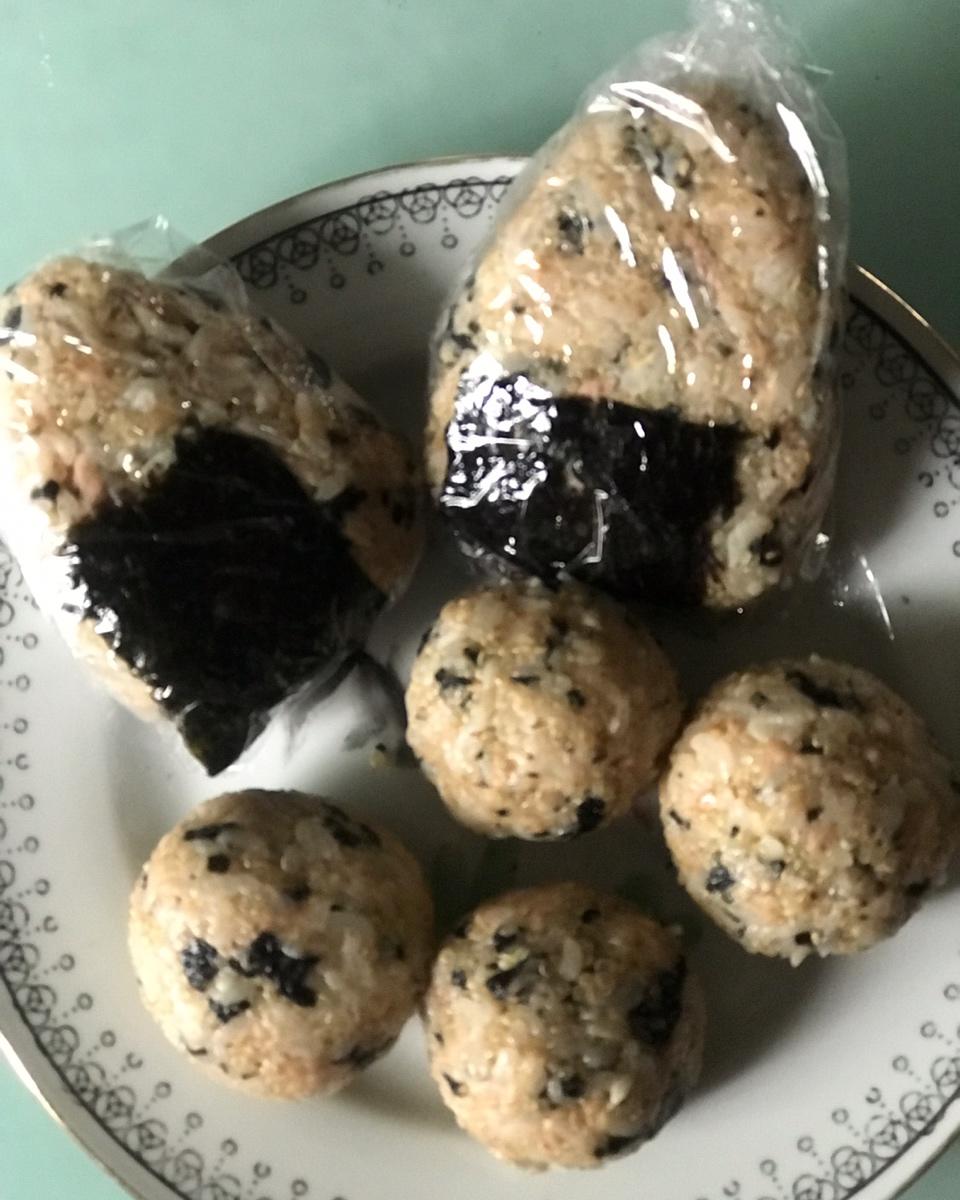 金枪鱼芝麻手捏饭团