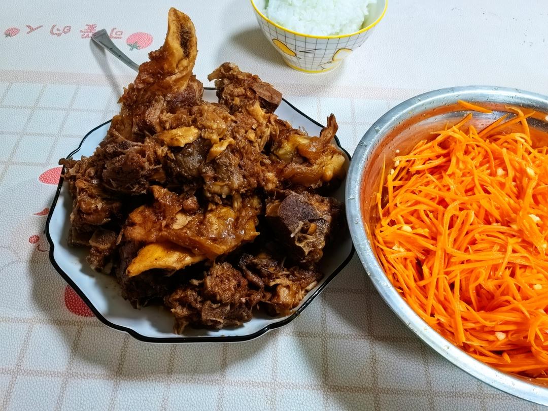 厨师长教你：“酱大骨”的家常做法，酱香浓郁，汤汁拌饭一绝