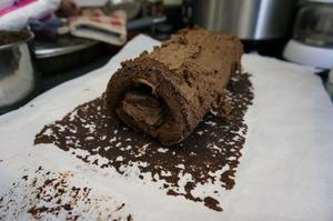 圣诞黑巧克力树根蛋糕的做法 步骤13