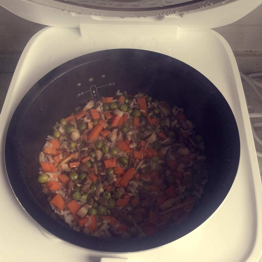 宝宝辅食:香菇土豆焖肉饭—每粒米饭都吸收了菜汁肉汤，方便，营养，满屋飘香！12M+