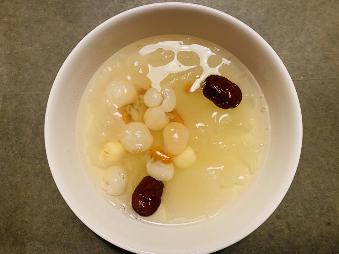 lxycc做的桂圆红枣银耳莲子羹