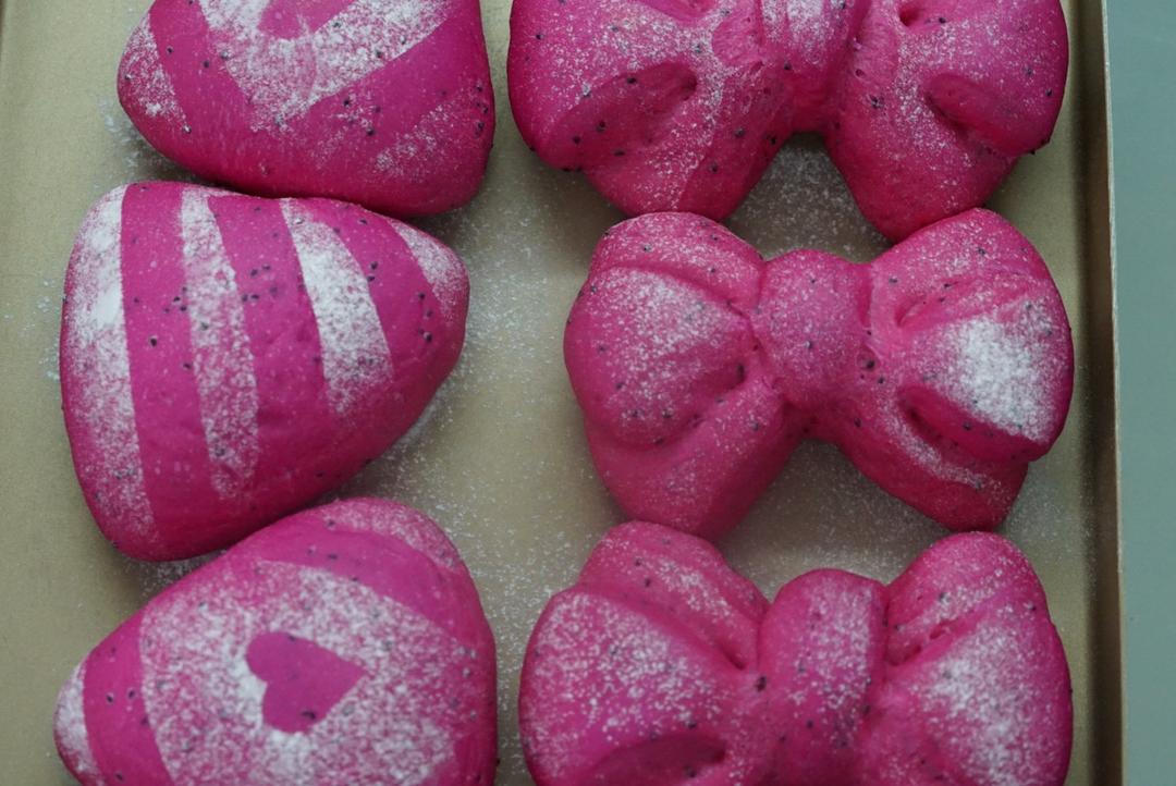 火龙果奶酪软欧（颜值爆表的软萌妹子）