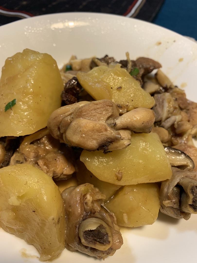 十几年不吃鸡肉的人吃了一盘子的小鸡炖香菇