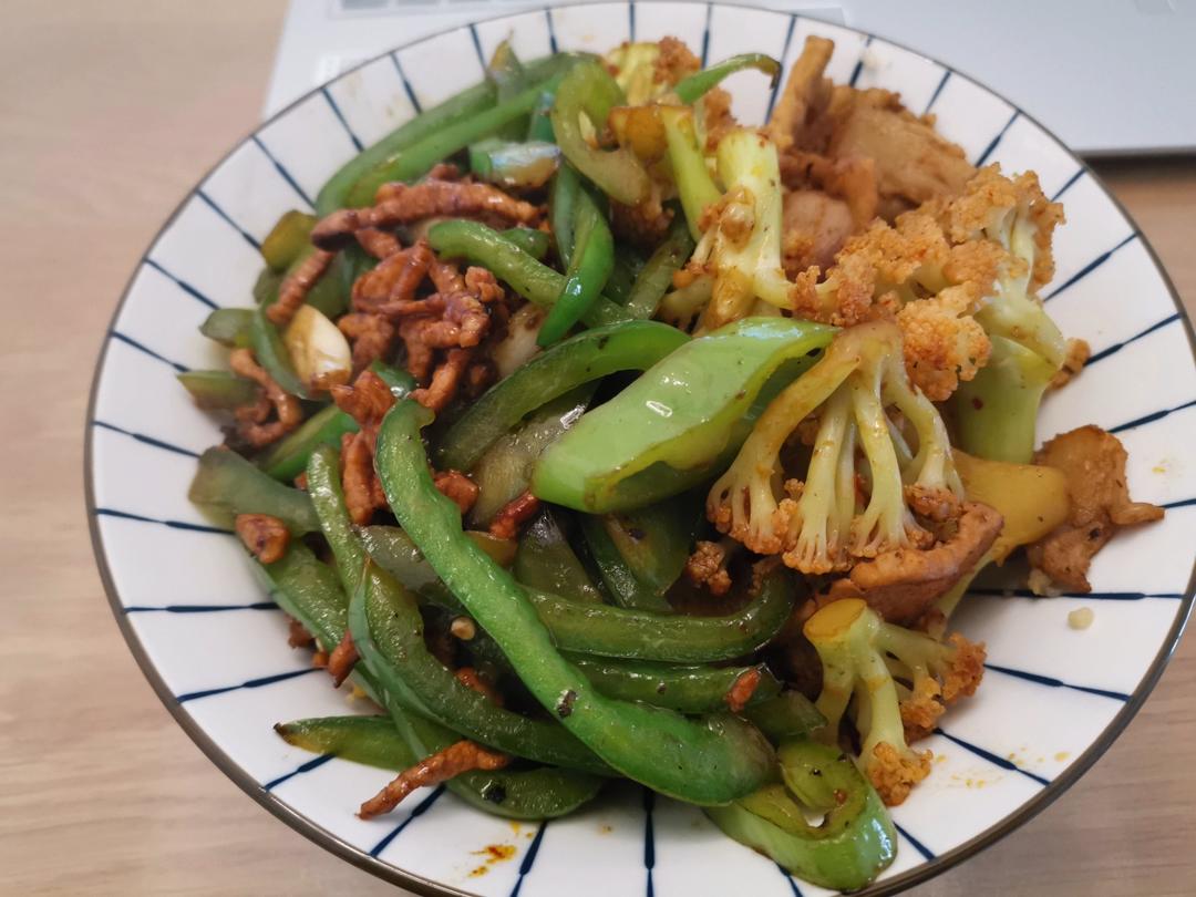 青椒肉丝，这样炒太好吃了。