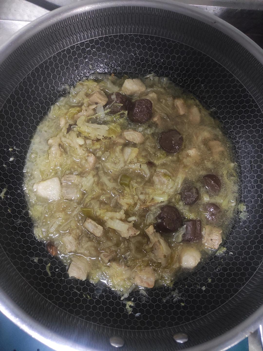 东北杀猪菜，五花肉炖酸菜血肠