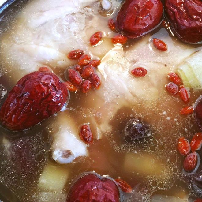 红枣枸杞鸡汤的做法