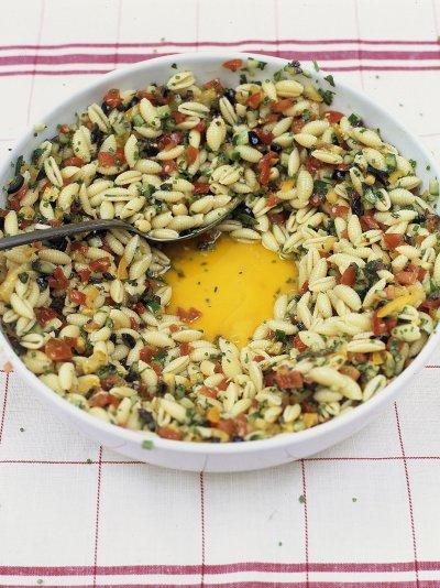 The best pasta salad - With ripe tomatoes, olives and basil - By Jamie Oliver的做法