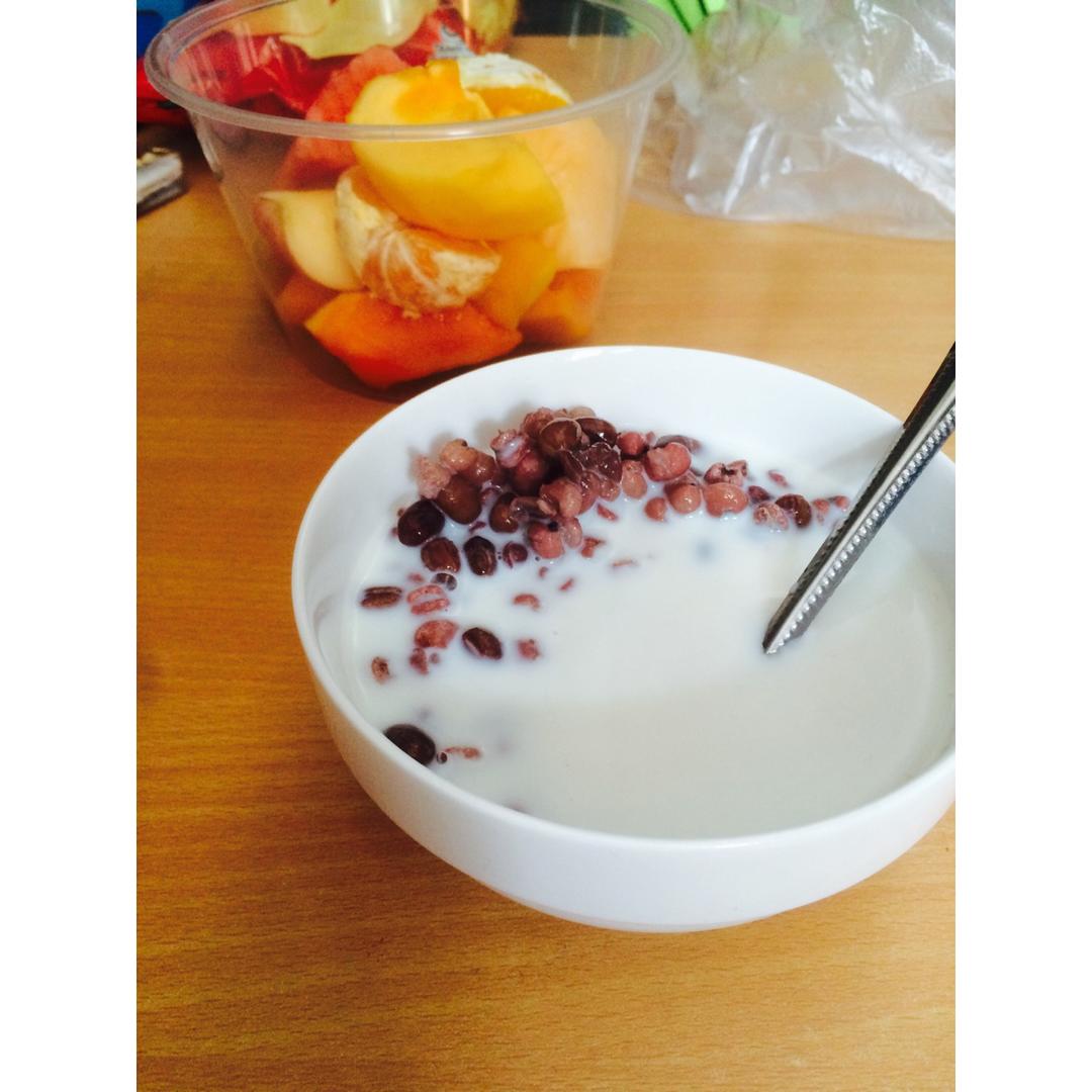 红枣红豆薏仁牛奶粥