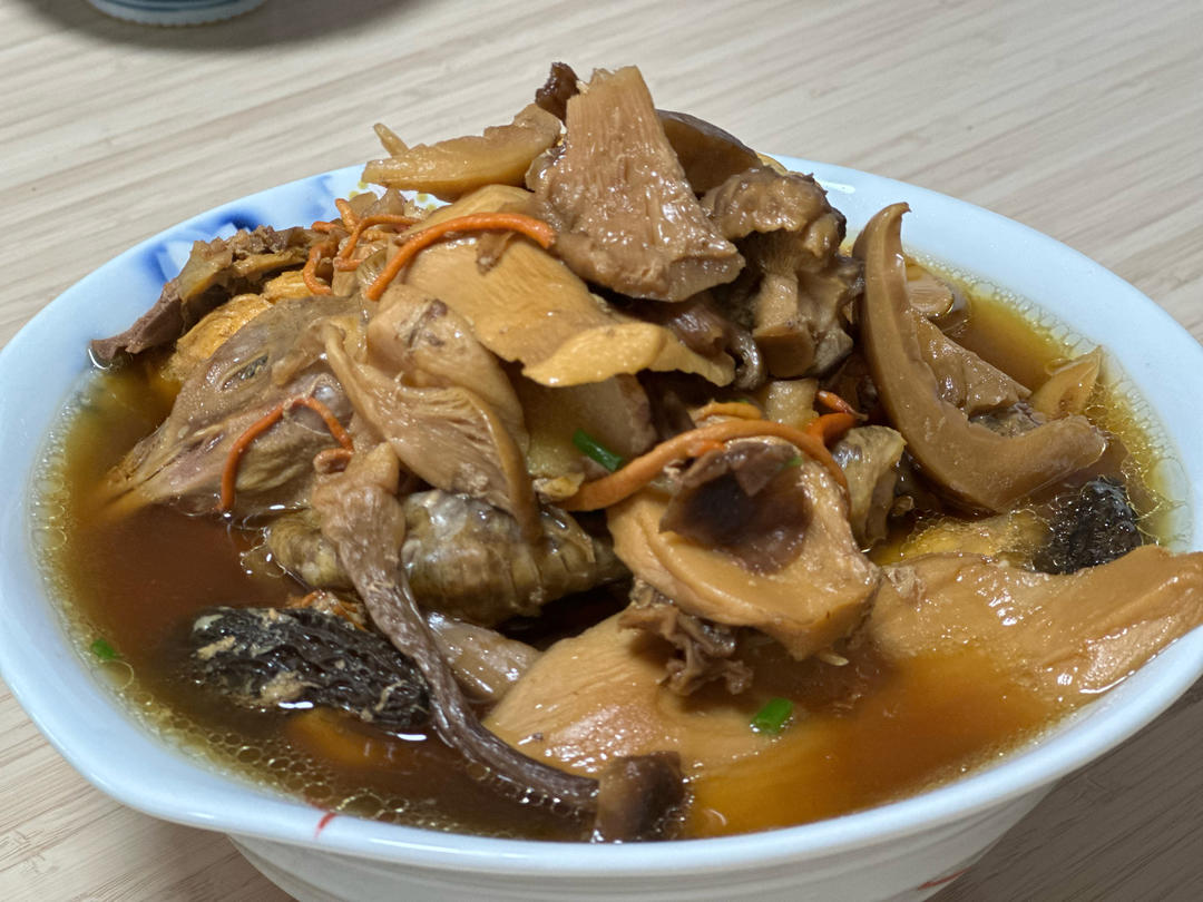 电饭煲版鸡汤（茶树菇虫草花）