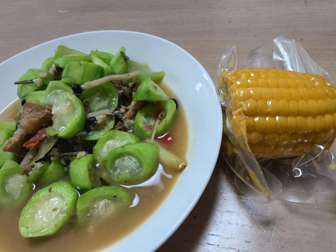 牛油果鸡蛋三明治+红枣豆浆