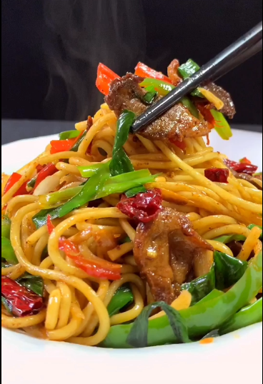 【详细步骤】新疆菜——炒黄面的做法