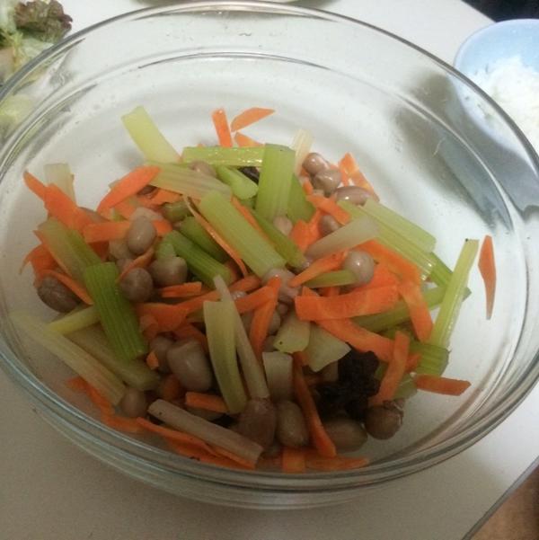 芹菜炝拌五香花生米
