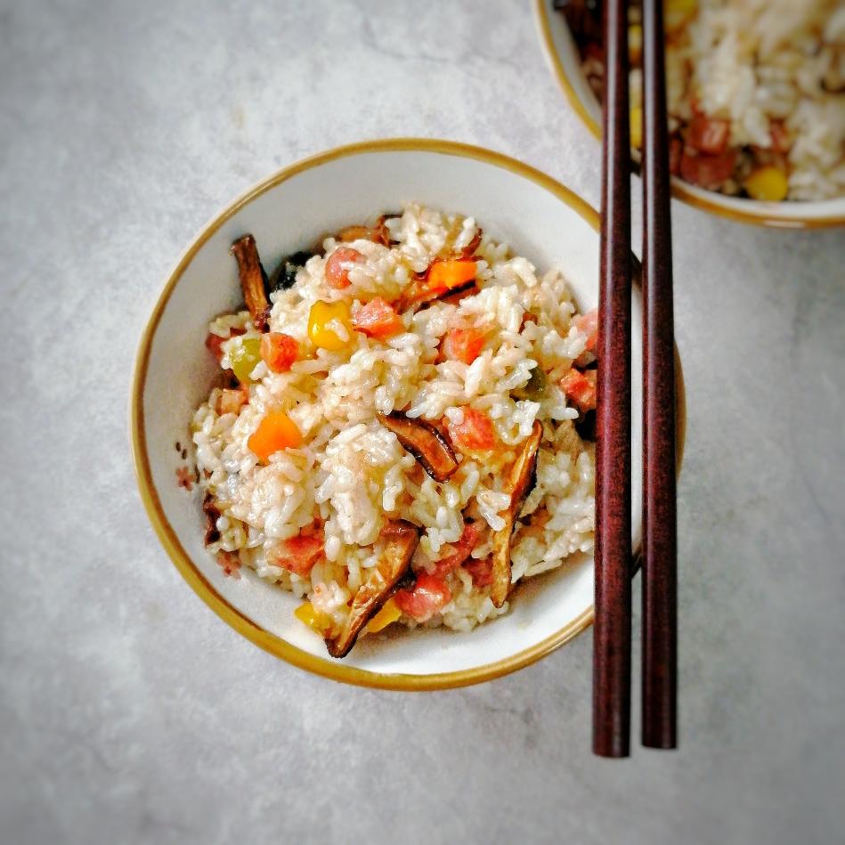 快手电饭锅煲仔饭的做法