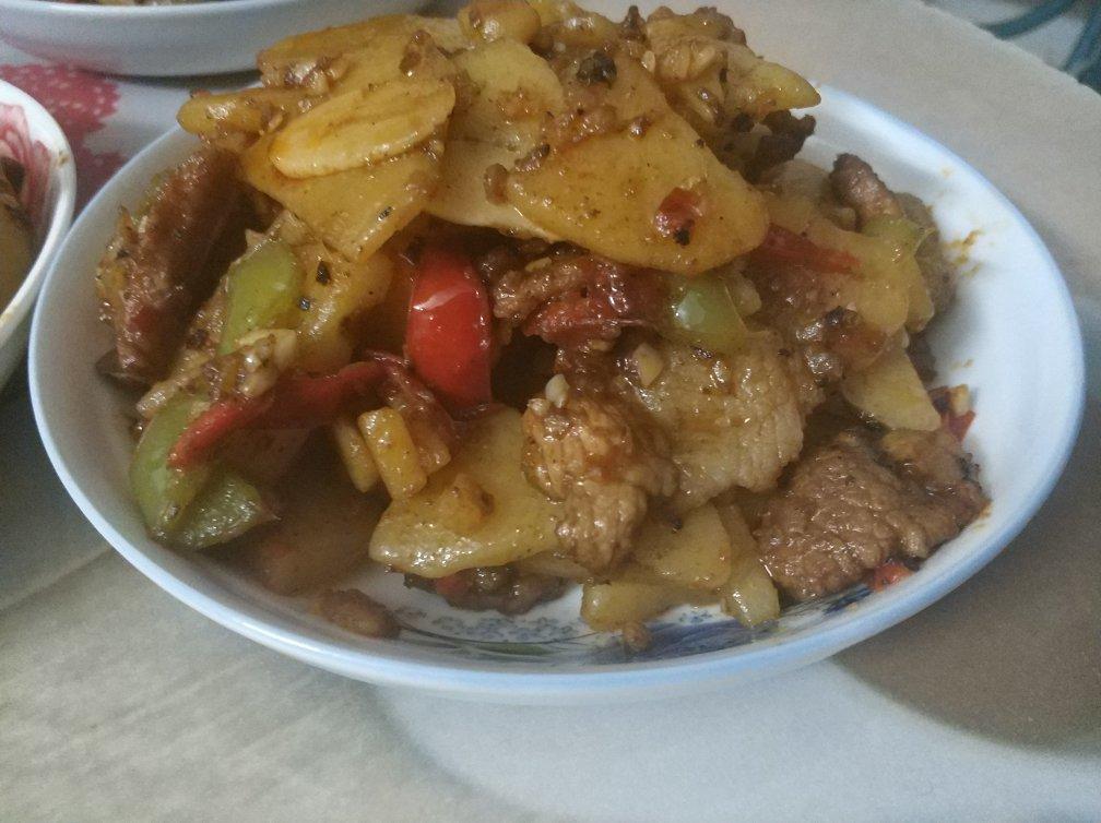 五花肉干煸土豆片