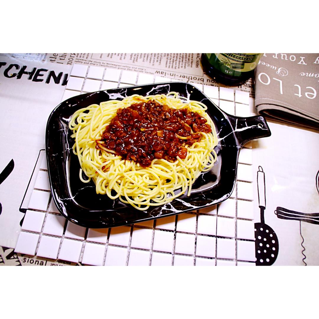 蕃茄蘑菇肉酱意大利面