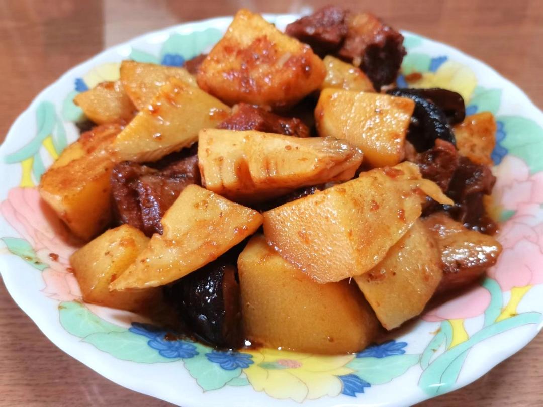 私房小菜·竹笋烧肉：鲜脆遇上香嫩的春季美味必备