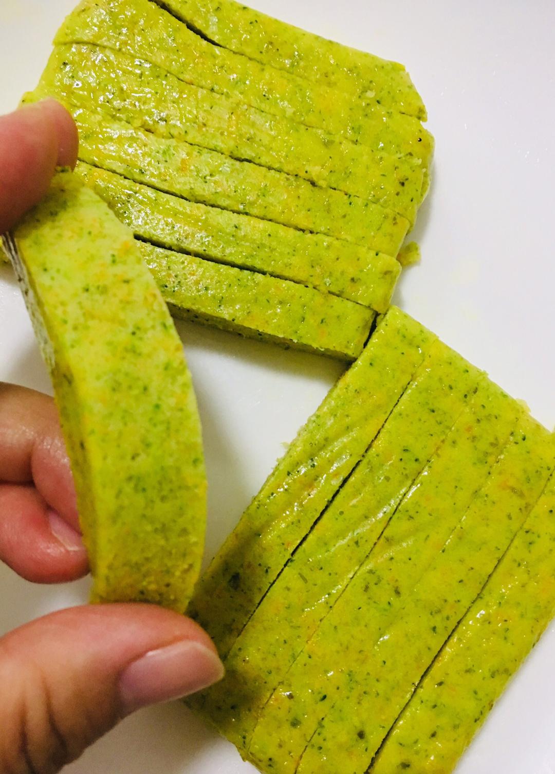 辰哥芯妹辅食之－红萝卜西蓝花手指条的做法