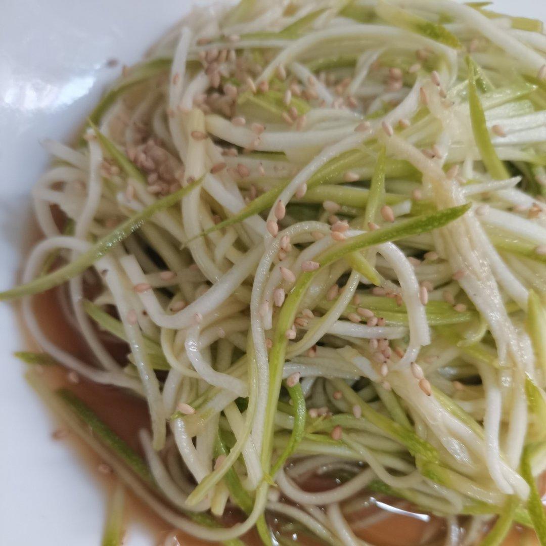 简单酸爽低脂无油凉拌西葫芦丝