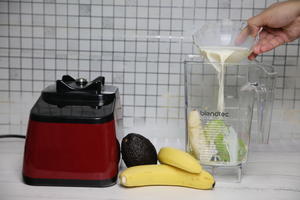 香蕉牛油果奶昔的做法 步骤2