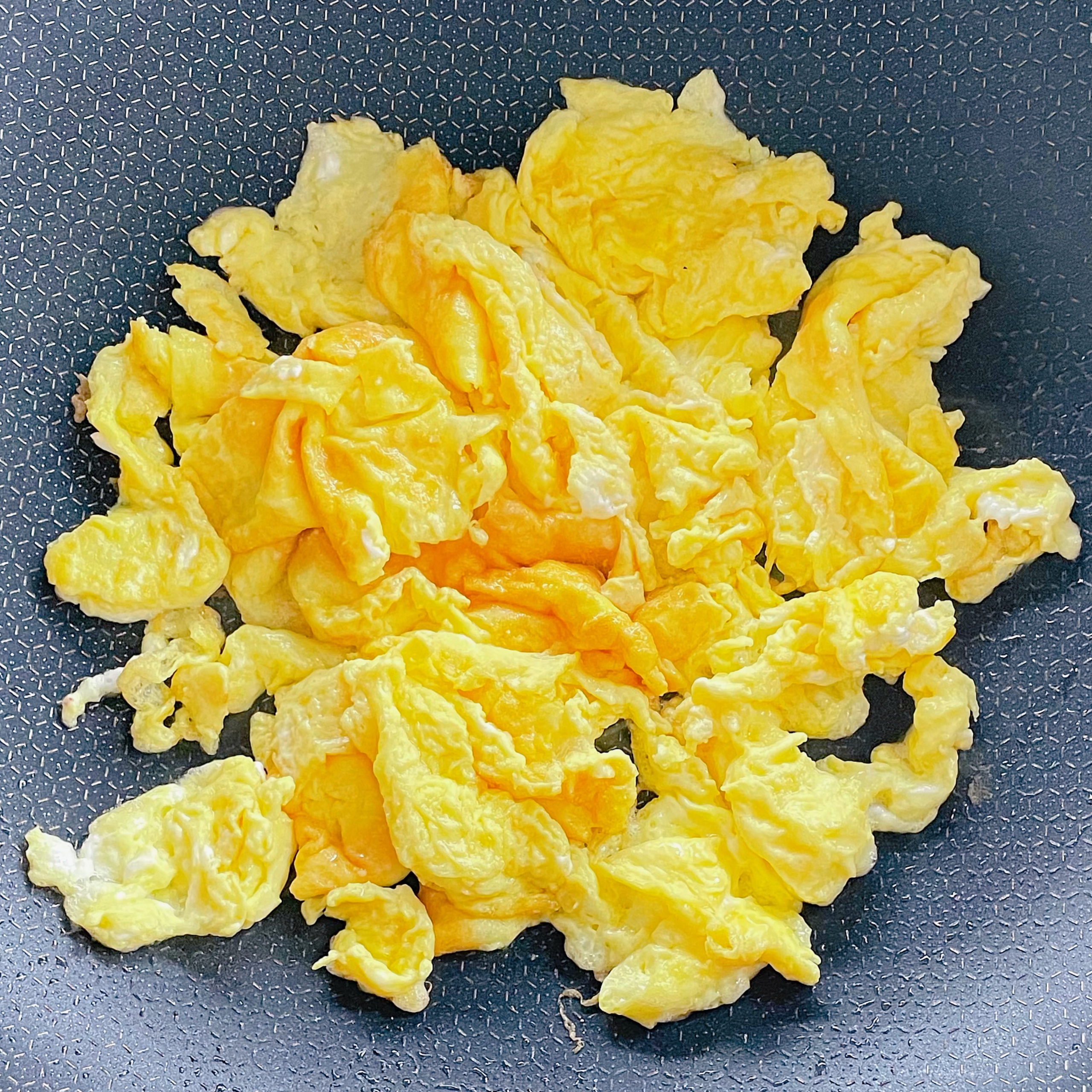 青椒胡萝卜木耳炒鸡蛋的做法 步骤2